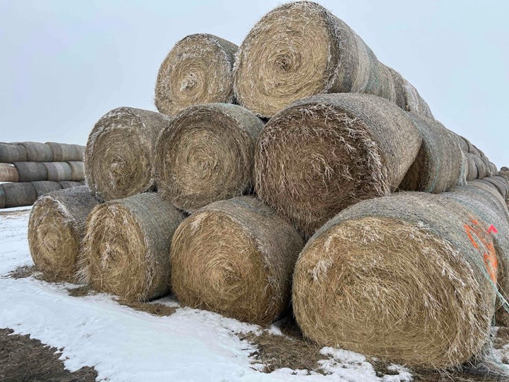 2025-john-deere-561m-image-2