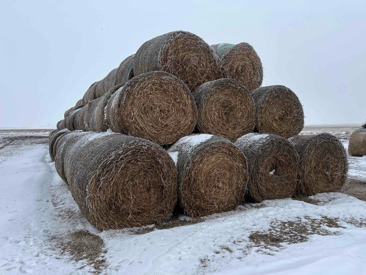 2025-john-deere-561m-image-8