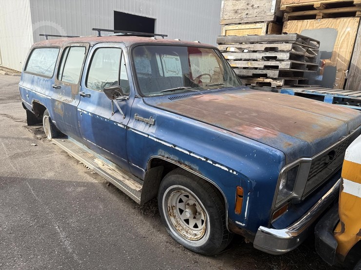 1973-chevrolet-suburban-image-1