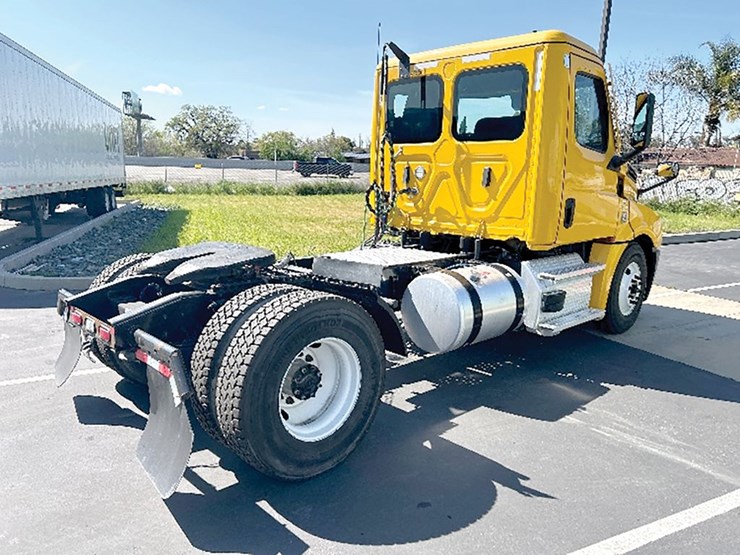2022-freightliner-cascadia-126-image-2