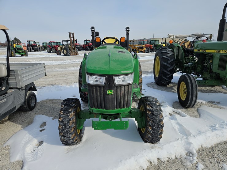 2017-john-deere-3033r-image-2