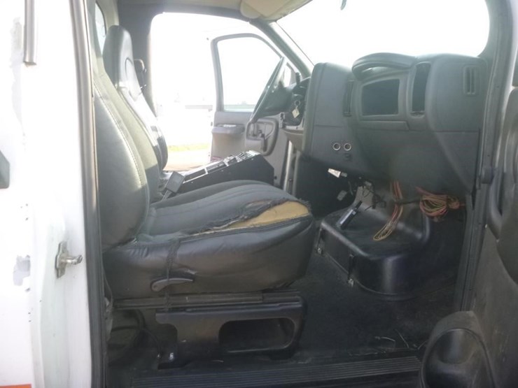 2005-chevrolet-4500-flatbed-truck-image-11