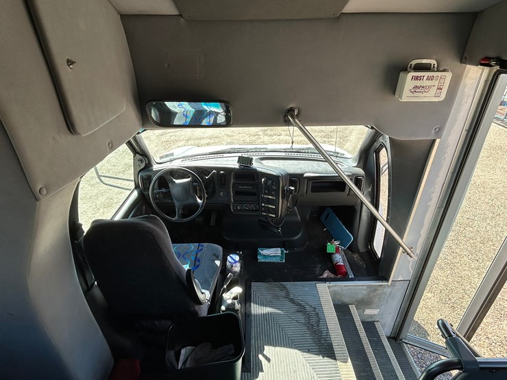 #38033-•-2006-chevrolet-32-passenger-starcraft-bus-image-22