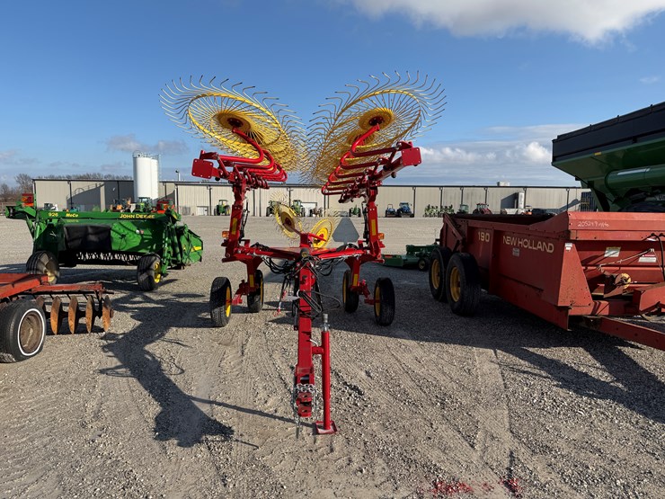 2025-new-holland-1225-image-2