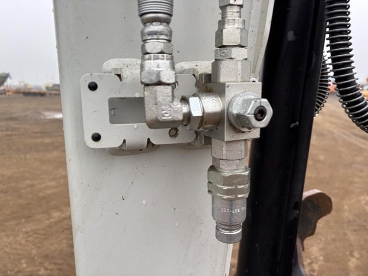 2021-takeuchi-tb240-image-16