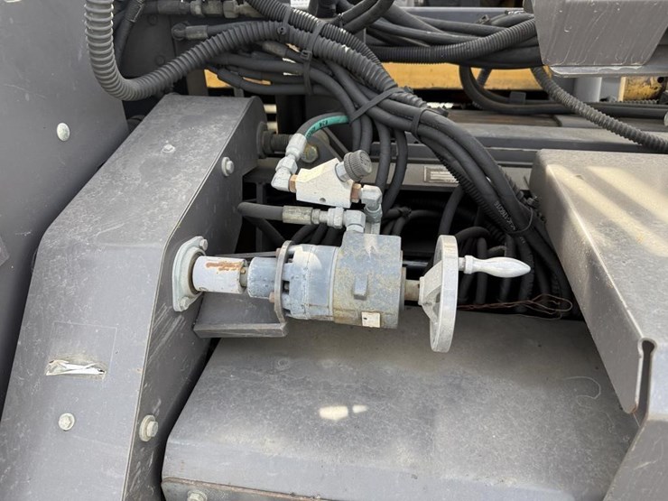 2016-volvo-blaw-knox-pf-4410b-asphalt-paver-image-38