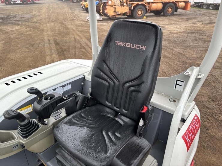 2021-takeuchi-tb240-image-26