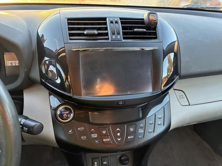 2014-toyota-rav4-image-14