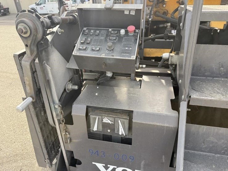 2016-volvo-blaw-knox-pf-4410b-asphalt-paver-image-39