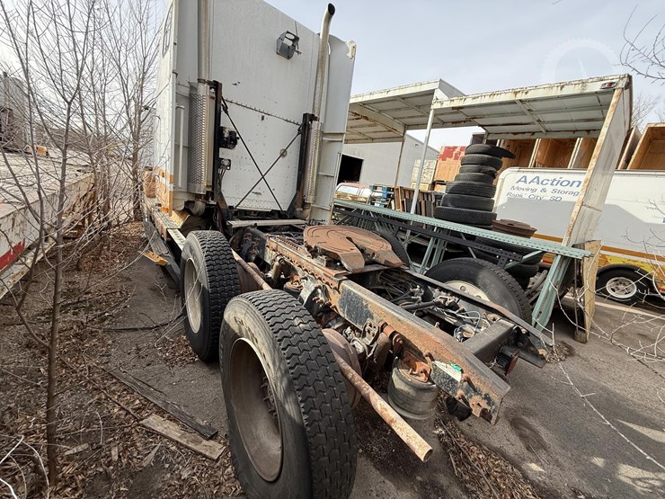 1997-freightliner-fld120-image-10