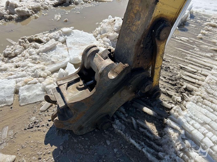 2015-komatsu-pc210-image-22