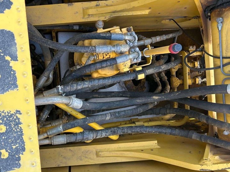 2015-komatsu-pc210-image-10