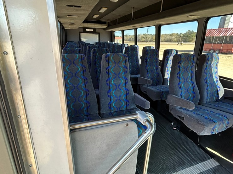 #38033-•-2006-chevrolet-32-passenger-starcraft-bus-image-19