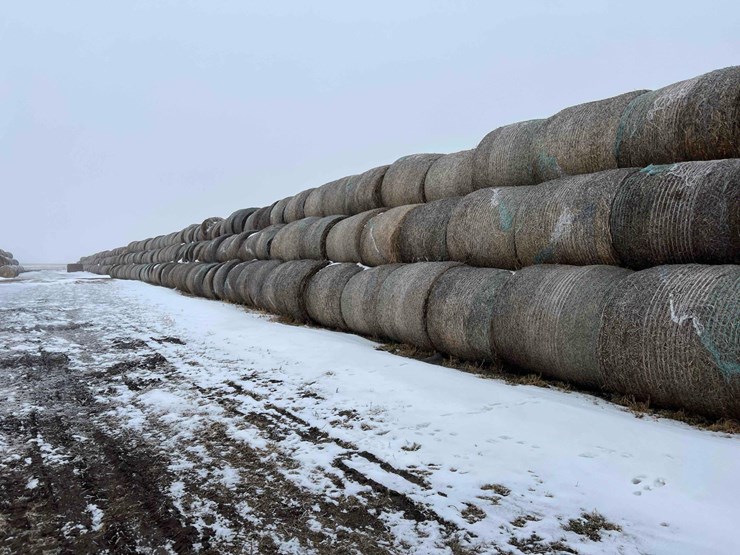 2025-john-deere-561m-image-2