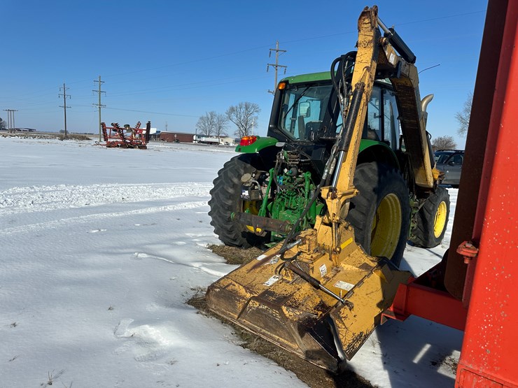 2014-john-deere-6105m-image-3