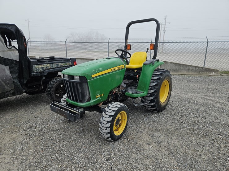 2013-john-deere-3032e-image-1