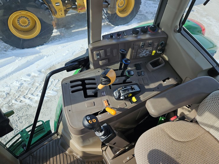 2020-john-deere-6145m-image-12