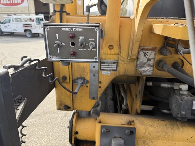 2016-volvo-blaw-knox-pf-4410b-asphalt-paver-image-40