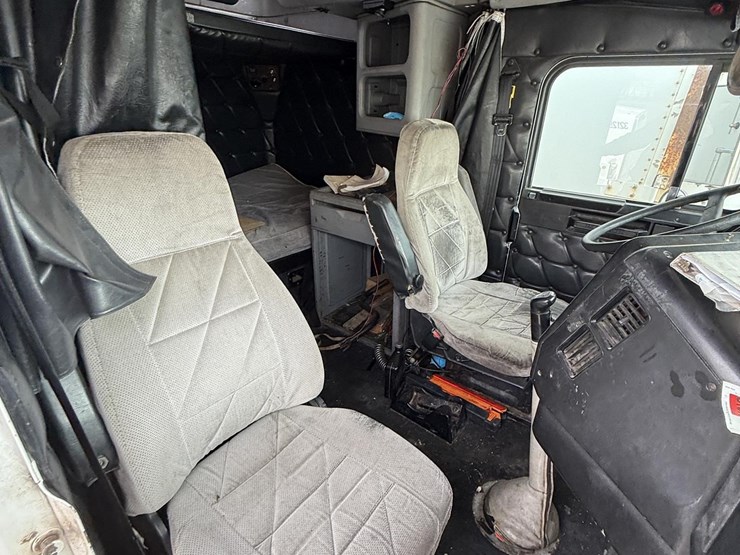 1988-freightliner-flc120-image-13