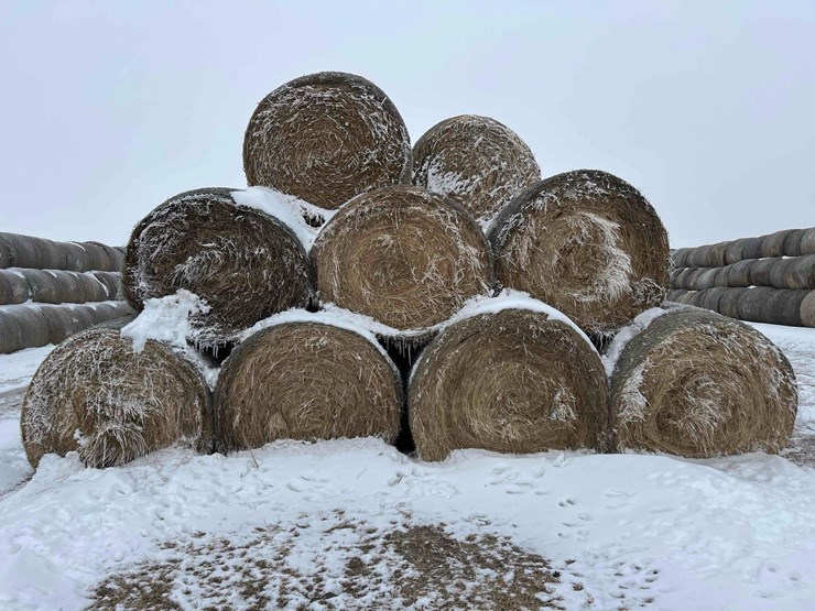 2025-john-deere-561m-image-8