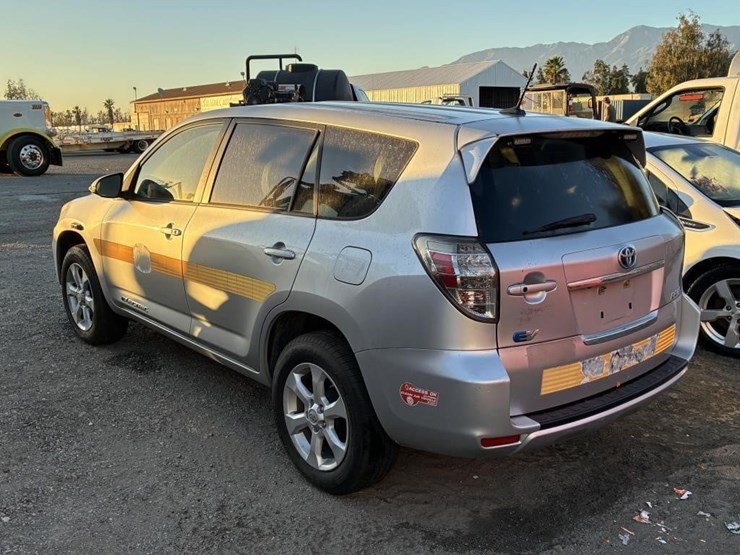 2014-toyota-rav4-image-4