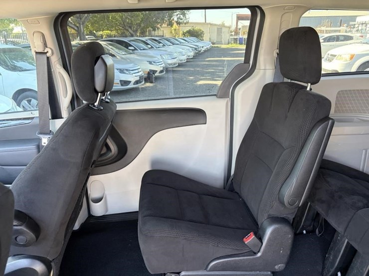 2014-dodge-grand-caravan-image-16