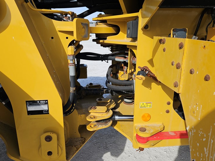 2023-caterpillar-926m-image-7