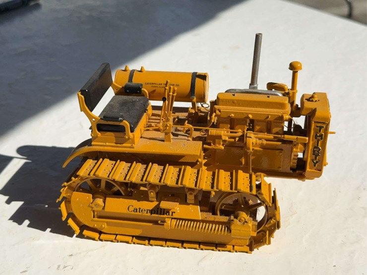 caterpillar-16-image-11