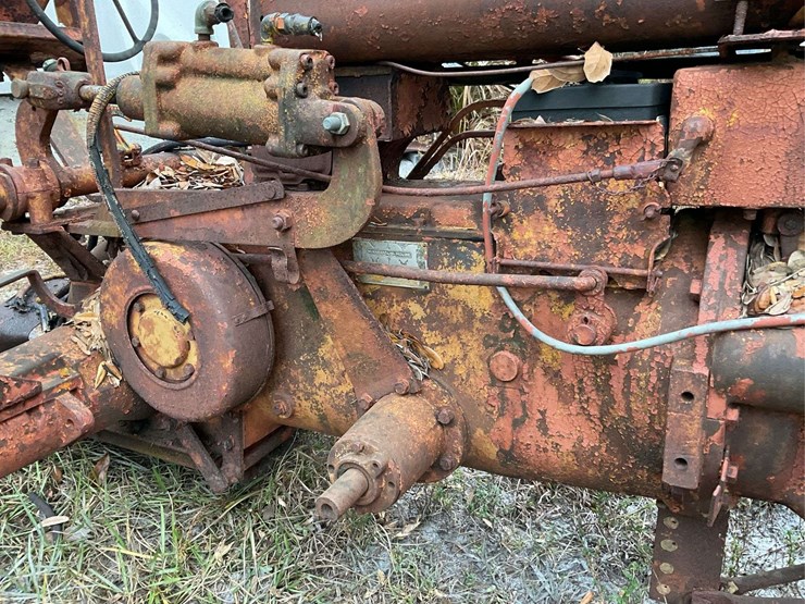 minneapolis-moline-parts-tractor-image-11