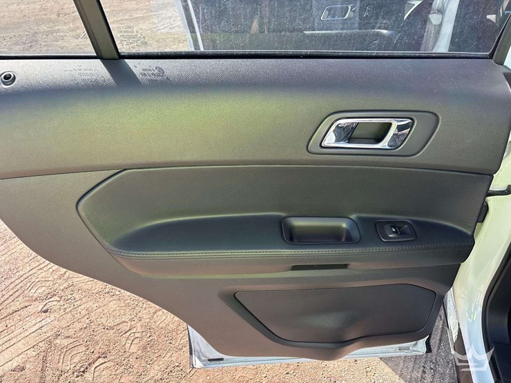 2015-ford-explorer-image-17