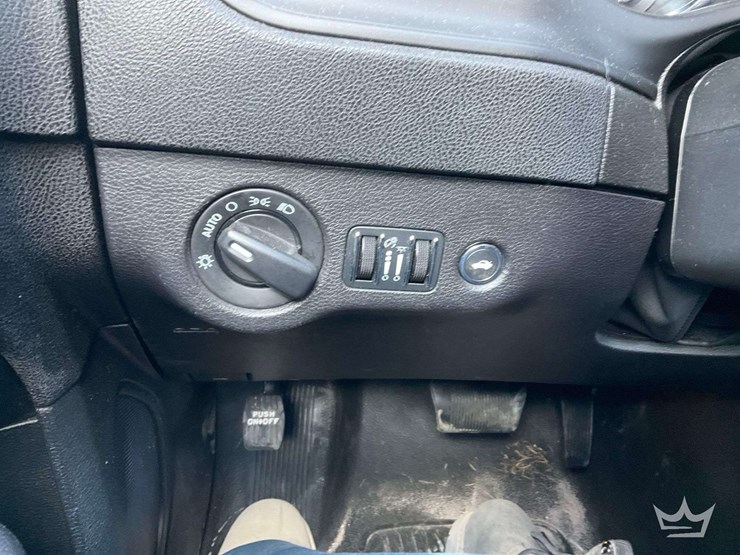 2012-dodge-charger-sedan-image-16