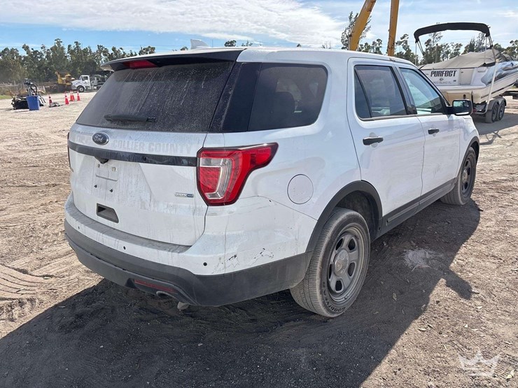 2016-ford-explorer-image-3