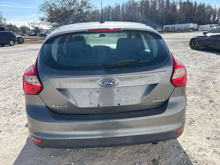 2014-ford-focus-hatchback-image-27