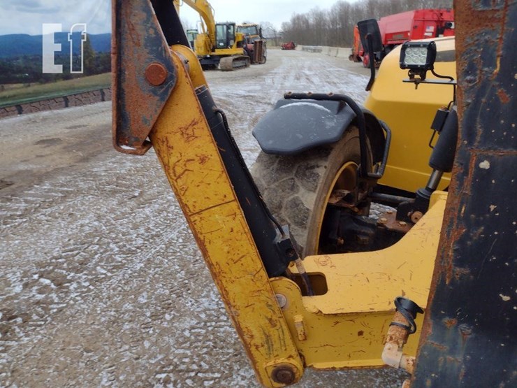 2015-caterpillar-tl1055c-image-16