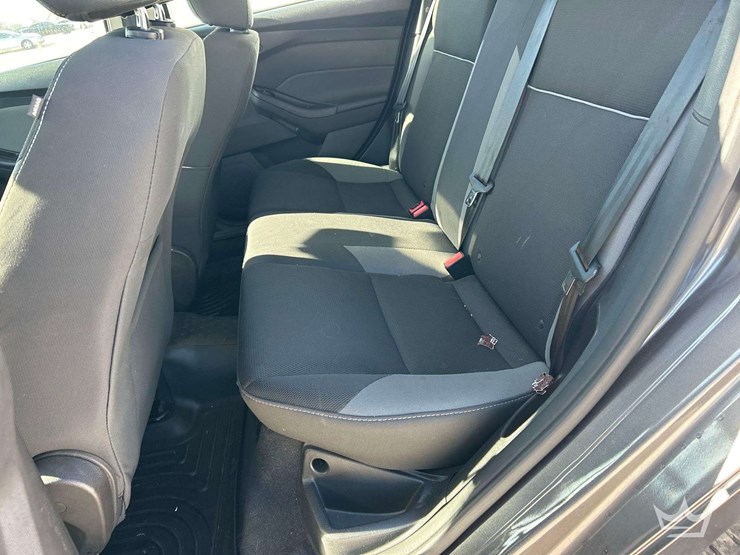 2014-ford-focus-hatchback-image-24