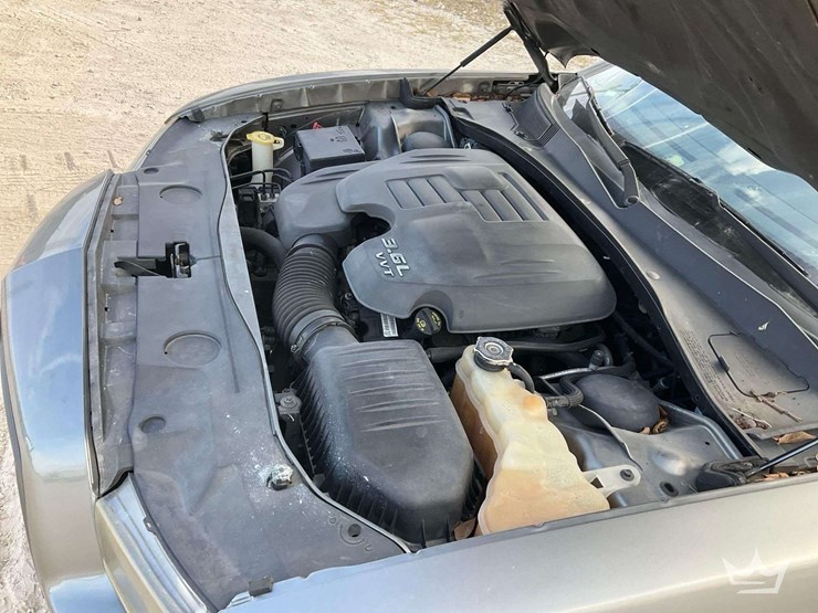 2012-dodge-charger-sedan-image-10