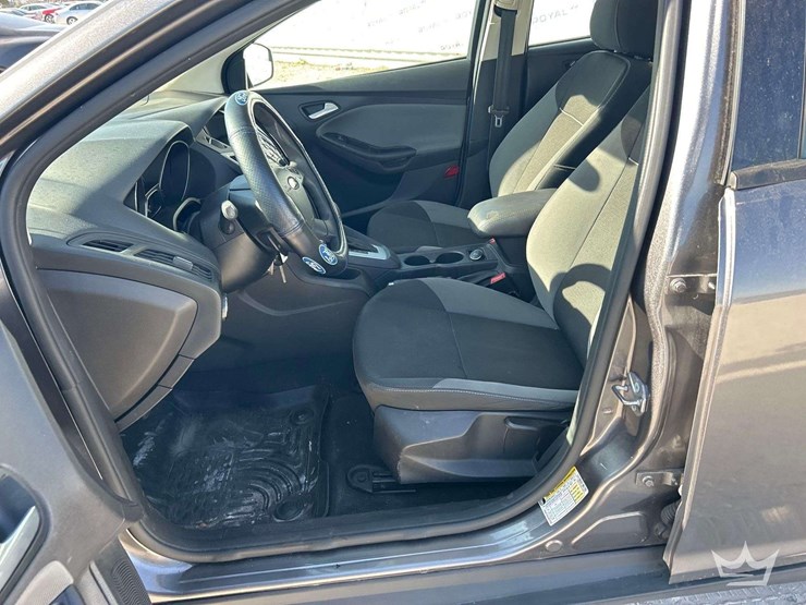 2014-ford-focus-hatchback-image-12