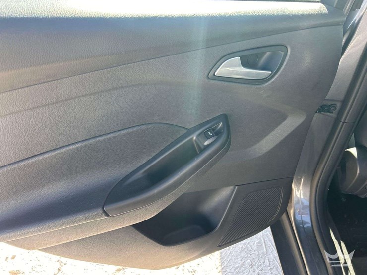 2014-ford-focus-hatchback-image-23