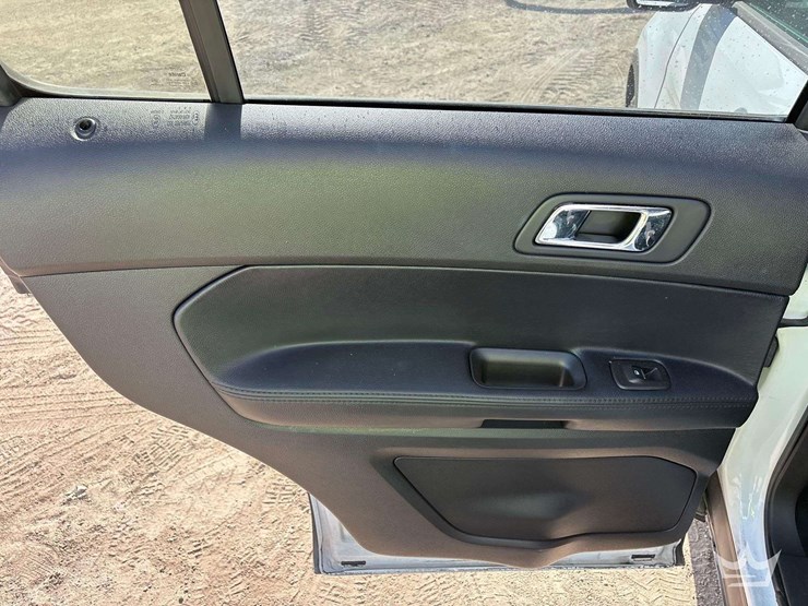 2016-ford-explorer-image-11