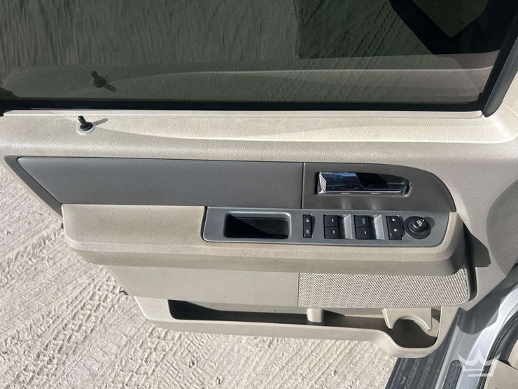 2011-ford-expedition-image-11