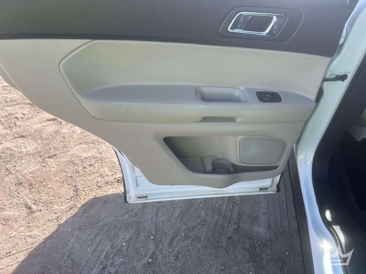 2015-ford-explorer-image-8