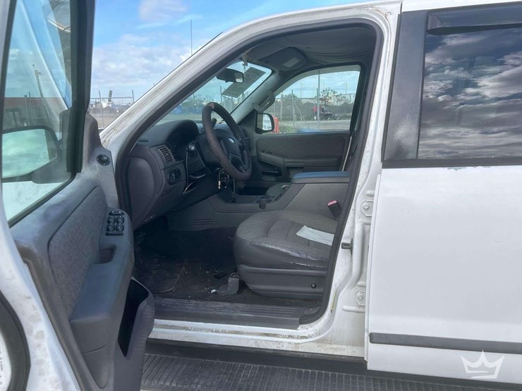 2005-ford-explorer-image-13