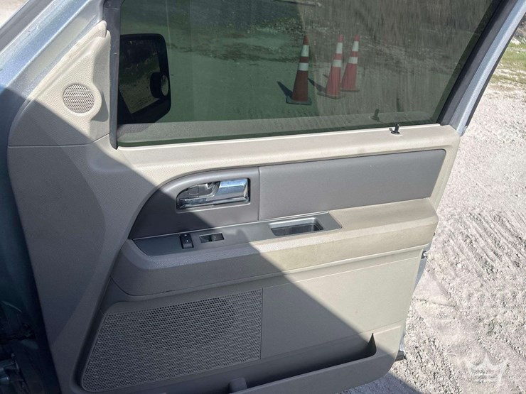 2011-ford-expedition-image-27