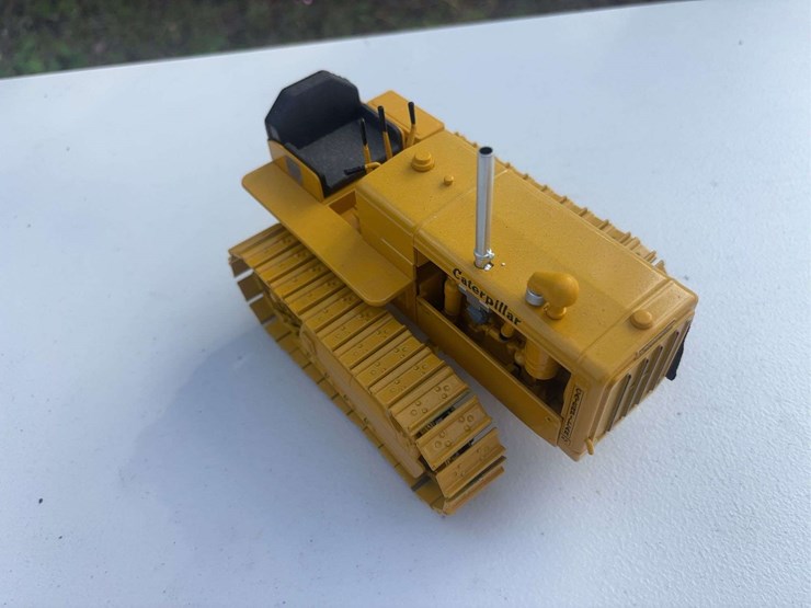 caterpillar-16-image-12