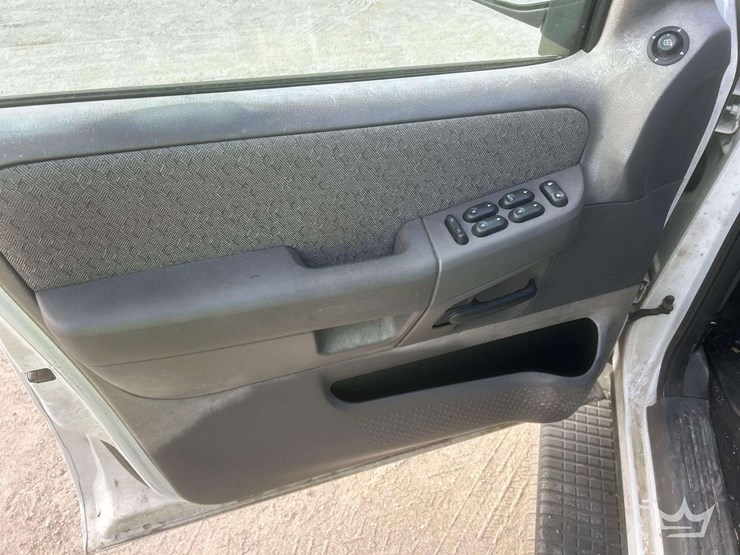 2005-ford-explorer-image-12