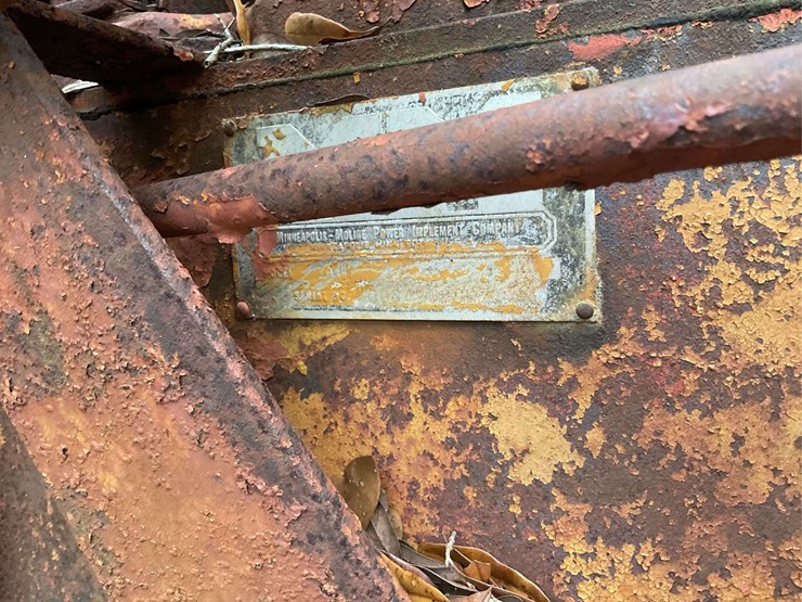 minneapolis-moline-parts-tractor-image-12