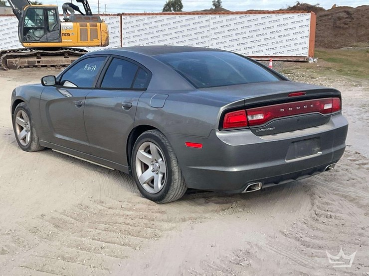 2012-dodge-charger-sedan-image-4