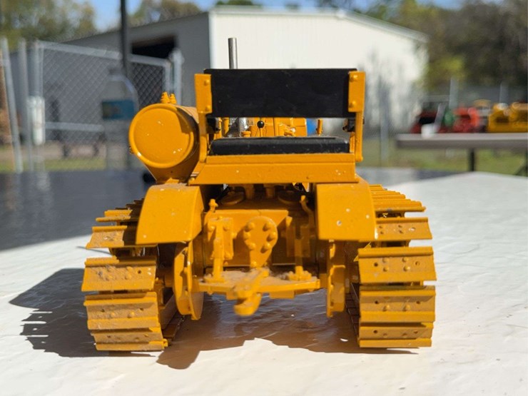 caterpillar-16-image-7