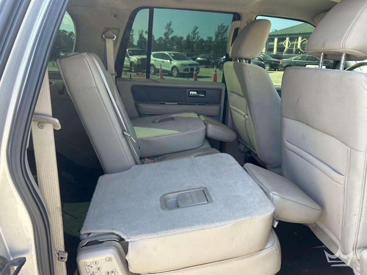 2011-ford-expedition-image-25