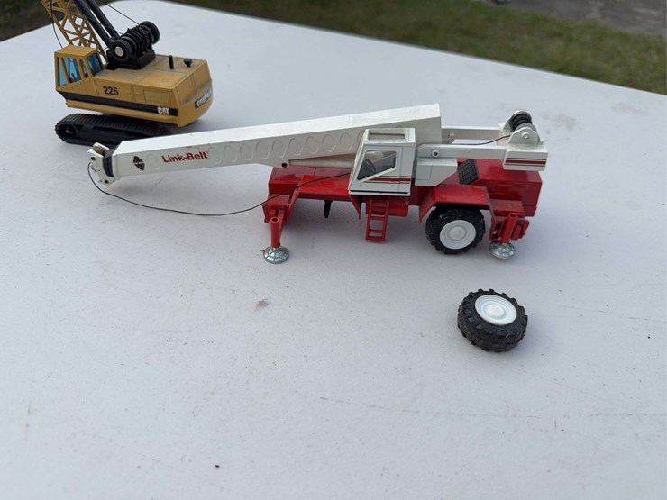 caterpillar-225-image-2